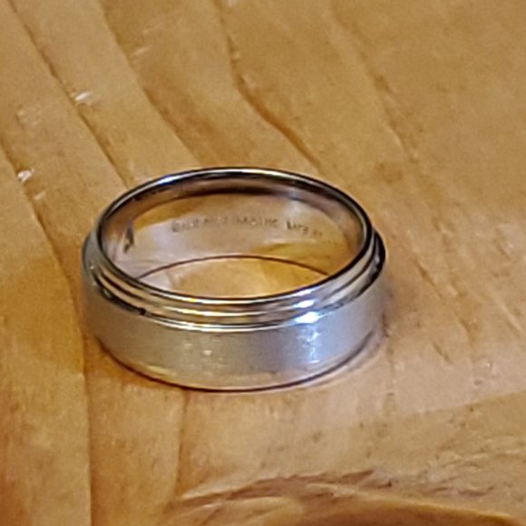 New Confort Fit Benchmark Signed Ring Floor Sample - Picture 6 of 6